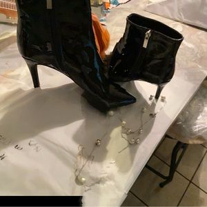 New side zipper patent low cut boot look